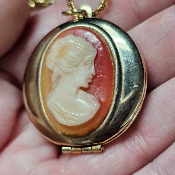 Gold-Tone Lady Right Facing Portrait Cameo Locket Necklace Chain Vintage - Picture 2 of 4